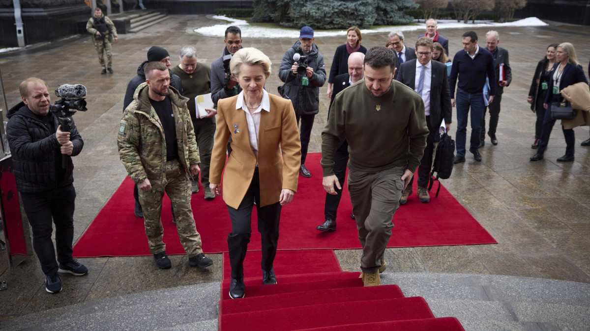 Az ukrán elnöki sajtóhivatal felvételén Ursula von der Leyent, az Európai Bizottság (EB) elnökét (k, balra) fogadja Volodimir Zelenszkij ukrán elnök (k, jobbra) Kijevben 2023. február 2-án, amikor az Európai Bizottság küldöttsége Kijevben tárgyal az ukrán vezetéssel az Oroszországgal vívott háborúról.