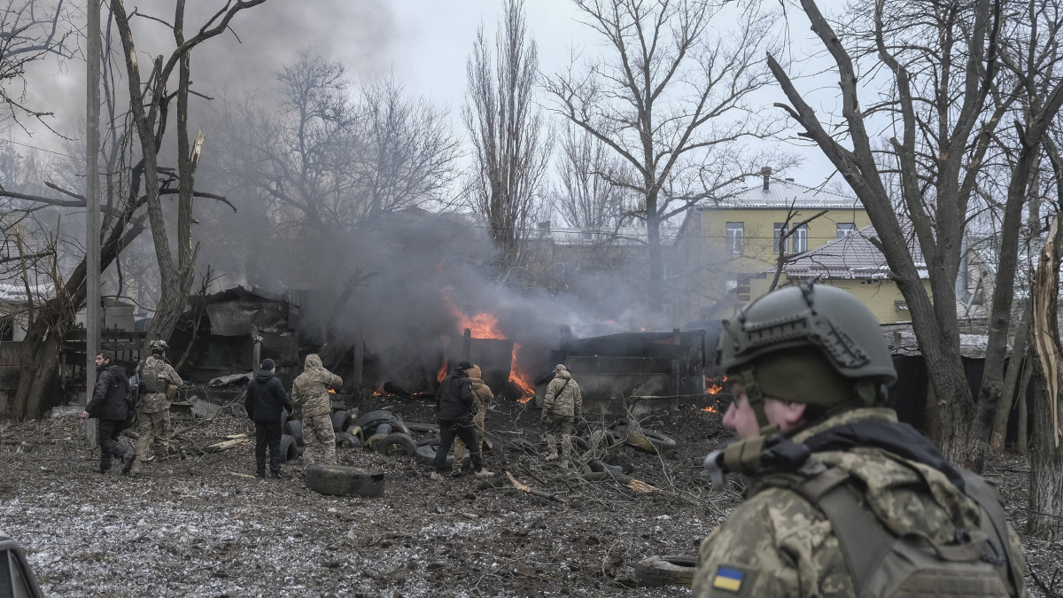Orosz rakétatámadásban kigyulladt fészert oltanak a kelet-ukrajnai Kramatorszkban 2023. február 2-án. A támadás következtében legalább két ember életét vesztette, hét pedig megsebesült.