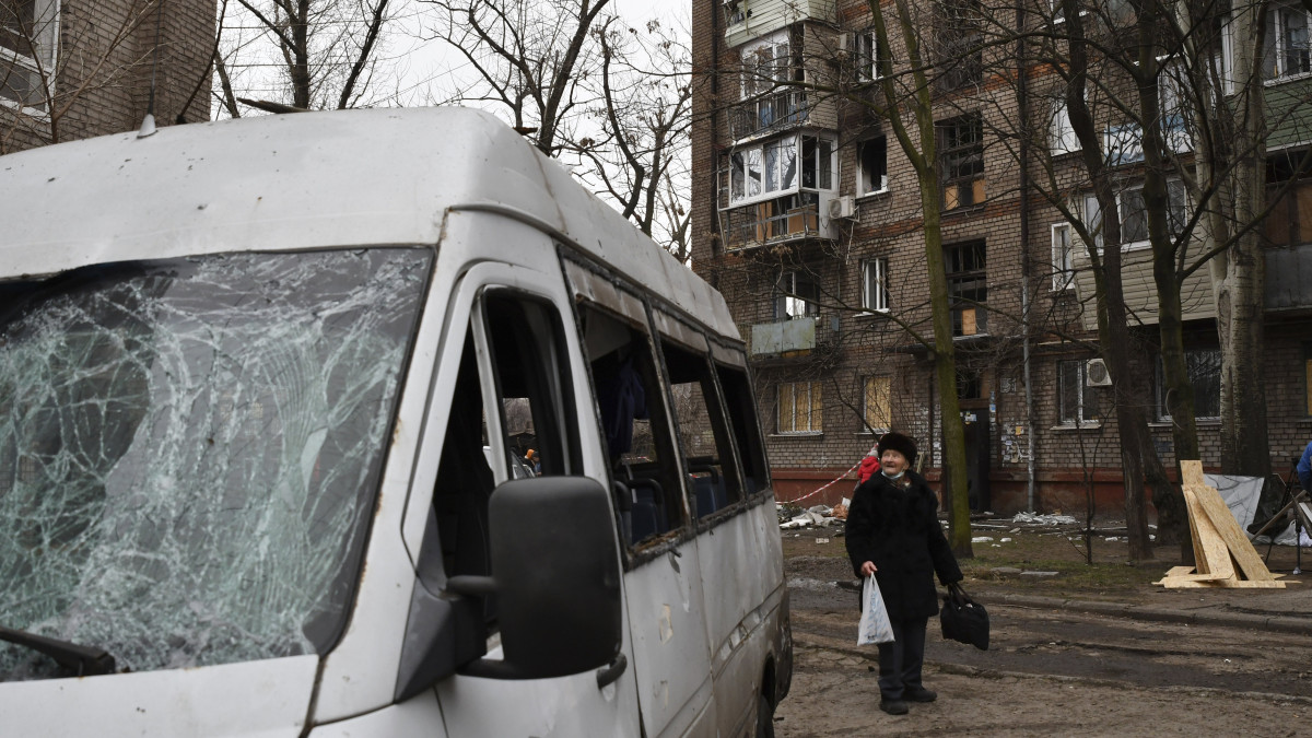 Egy éjszakai orosz rakétatámadásban megrongálódott kisbusz a délkelet-ukrajnai Zaporizzsjában 2023. január 16-án.