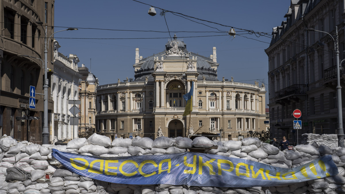 2022. március 24-én készült kép homokzsákokból emelt barikádról az Odesszai Nemzeti Opera- és Balettakadémia épülete előtt a délnyugat-ukrajnai Odesszában. Az ENSZ Nevelésügyi, Tudományos és Kulturális Szervezetének (UNESCO) világörökségi bizottsága 2023. január 25-én úgy döntött, hogy felveszi Ukrajna fekete-tengeri kikötővárosának történelmi központját a veszélyben lévő világörökségi helyszínek listájára.