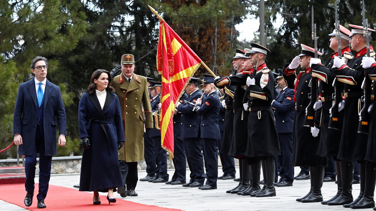 Sztevo Pendarovszki észak-macedón államfő katonai tiszteletadás mellett fogadja Novák Katalin köztársasági elnököt Szkopjéban 2023. február 6-án. Novák Katalin mögött főhadsegédje, Kun Szabó István vezérőrnagy.