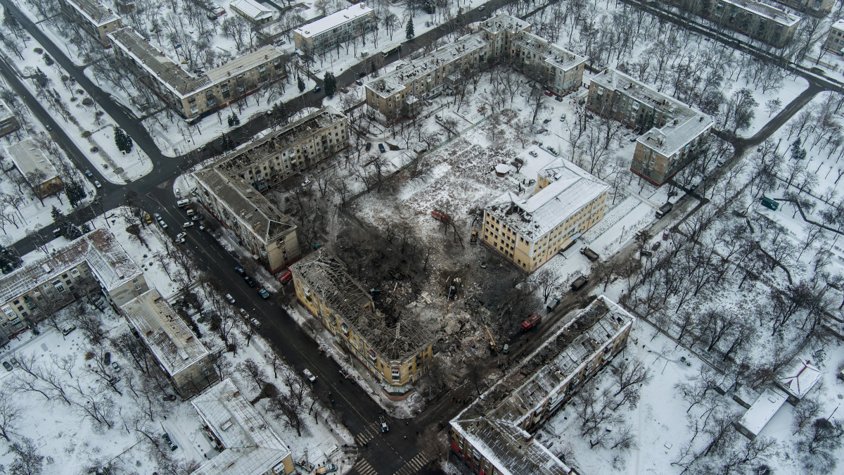 Orosz rakétatámadás érte lakóházak a kelet-ukrajnai Kramatorszkban 2023. február 2-án. A támadás következtében legalább két ember életét vesztette, hét pedig megsebesült.