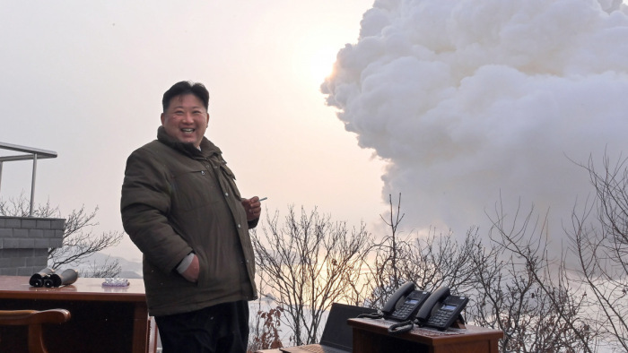 Mit üzent ezzel? Lányával sétált a rakétakilövéskor az észak-koreai diktátor
