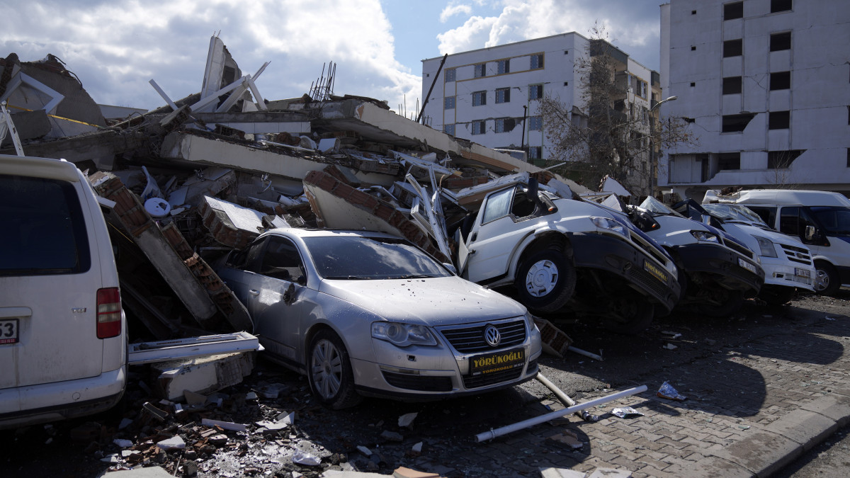 Összedőlt épület törmeléke alatt rekedt autók a dél-törökországi Osmaniye tartományban levő Nurdagiban 2023. február 7-én. Előző nap hajnalban több erős földrengés rázta meg Törökország délkeleti és Szíria északi részét, a legnagyobb rengés egyes mérések szerint a 7,8-as erősséget is elérte. A természeti katasztrófa halálos áldozatainak száma meghaladja az ötezret. Törökországban 4758 összedőlt épületből közel 8000 túlélőt mentettek ki.