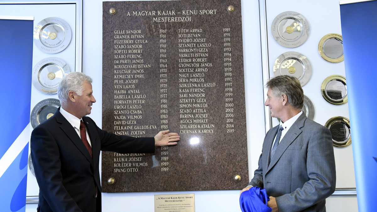 A magyar kajak-kenu sport mesteredzői közé bekerült Csernák Károly, a Váci Kajak-Kenu SE edzője (j) és Vaskuti István olimpiai bajnok kenus, a Magyar Kajak-Kenu Szövetség (MKKSZ) sportági szakfelügyelője a mesteredzők nevét tartalmazó emléktábla előtt az MKKSZ budapesti székházában tartott ünnepségen 2019. október 15-én.