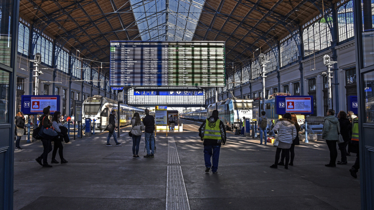 Budapest, 2021. november 1. Utasok a tájékoztató táblát figyelik a felújított 144 éves Nyugati pályaudvar utascsarnokában. MTVA/Bizományosi: Róka László