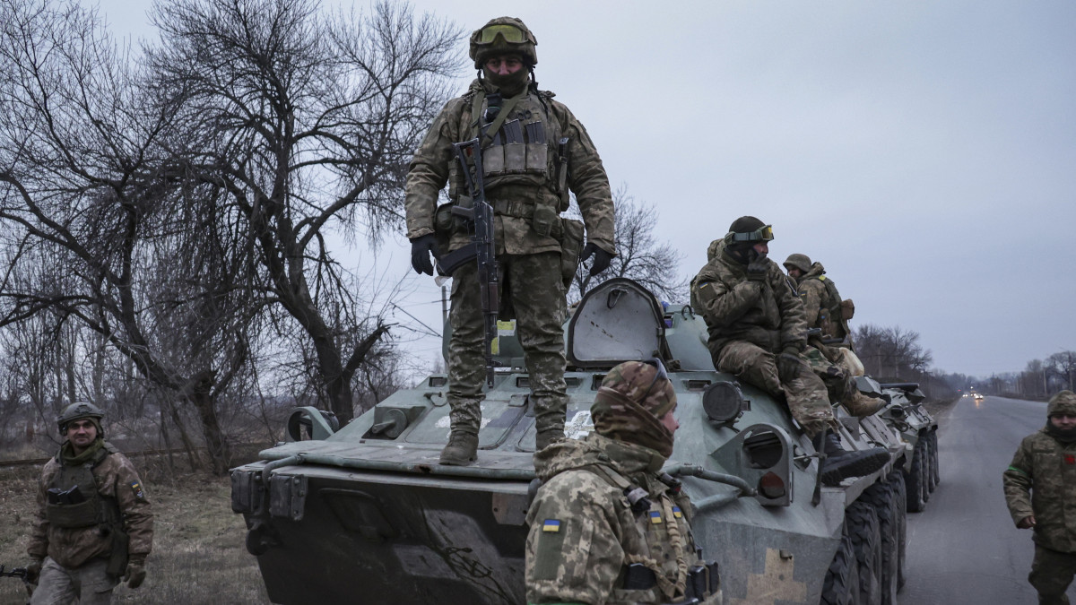 Ukrán katonák, mielőtt a frontra indulnak a kelet-ukrajnai Donyeck megyében 2023. január 28-án.