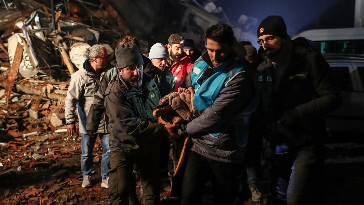 Sebesült férfit visznek hordágyon, miután 42 óra elteltével kiszabadították egy összedőlt lakóépület törmeléke alól a dél-törökországi Hatay tartományban 2023. február 8-án. Két nappal korábban több erős földrengés rázta meg Törökország délkeleti és Szíria északi részét, a legnagyobb rengés egyes mérések szerint a 7,8-as erősséget is elérte. A természeti katasztrófa halálos áldozatainak száma meghaladja a 9500-at.