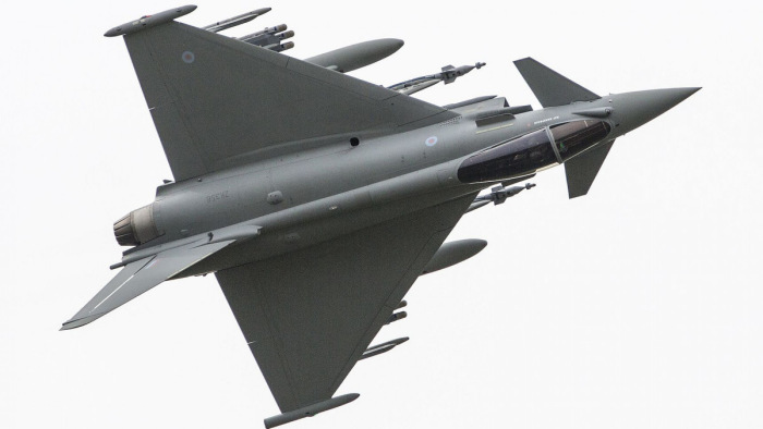 Lecsaptak a britek harci repülőgépei