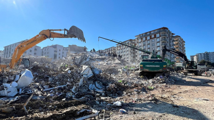 Magyarok a helyszínről: már a munkagépek járják a romokat, csodaszámba megy túlélőt találni - fotók