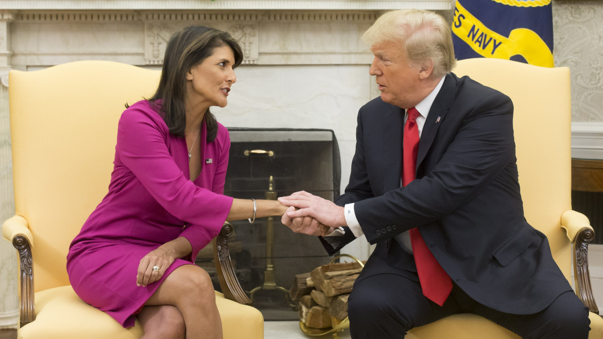 Washington, 2018. október 9.Nikki Haley-t, az Egyesült Államok ENSZ-nagykövetét (b) fogadja Donald Trump amerikai elnök a washingtoni Fehér Ház Ovális irodájában 2018. október 9-én. Haley ezen a napon benyújtotta lemondását, az elnök pedig elfogadta azt. (MTI/EPA/Michael Reynolds)