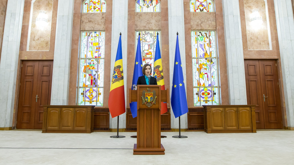Maia Sandu moldovai elnök sajtóértekezlete a chisinaui elnöki palotában 2023. február 13-án. Sandu szerint Oroszország diverzánsokkal meg akarja buktatni Moldova kormányát, hogy az ország orosz befolyás alá kerüljön, és ezzel sikerüljön meggátolni tervezett csatlakozását az Európai Unióhoz.