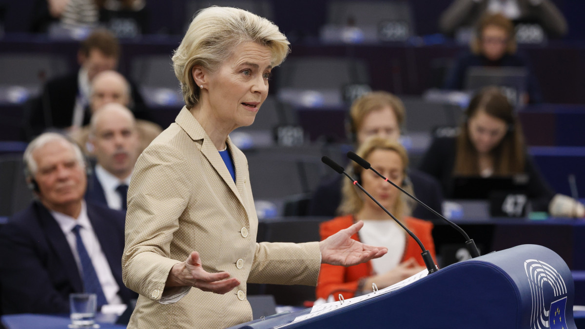 Ursula von der Leyen, az Európai Bizottság elnöke felszólal az Európai Parlamentnek (EP) az ukrajnai háborúval foglalkozó ülésén Strasbourgban 2023. február 15-én. Az orosz-ukrán területi konfliktus közel egy éve, 2022. február 24-én szélesedett háborúvá, amikor Oroszország hadműveletet indított Ukrajna ellen.