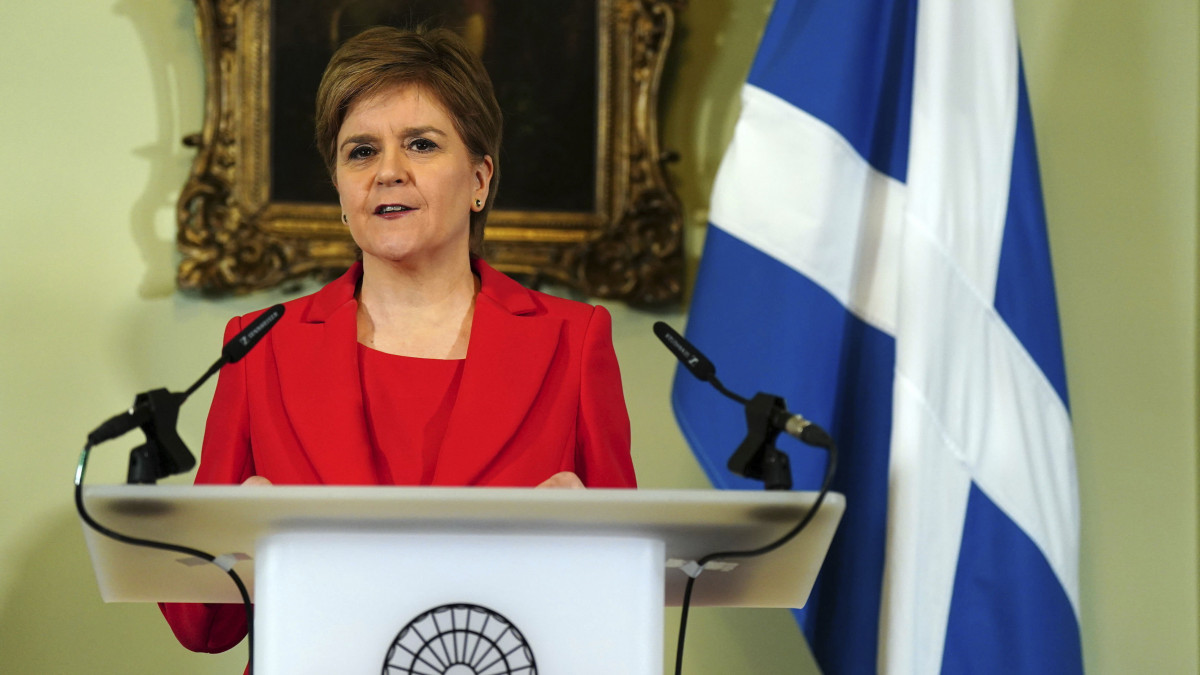 Nicola Sturgeon skót miniszterelnök sajtótájékoztatót tart Edinburghben 2023. február 15-én, amelyen bejelentette lemondását. Sturgeon nyolc évig állt a skót kormány és a Skóciában kormányzó, függetlenségre törekvő Skót Nemzeti Párt (SNP) élén.