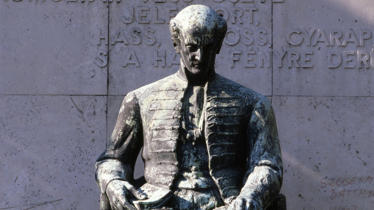 Statue de Ferenc KĂślcsey Ă  Budapest, en septembre 1988, Hongrie. (Photo by Gyula ZARAND/Gamma-Rapho via Getty Images)