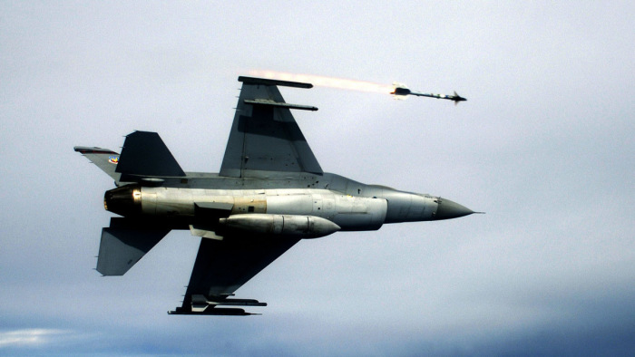 Alakul az F-16-os koalíció, de Németország csak széttárja a kezét