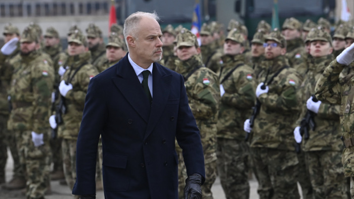 Elit társaságnak szeretné látni a magyar tiszteket a honvédelmi miniszter