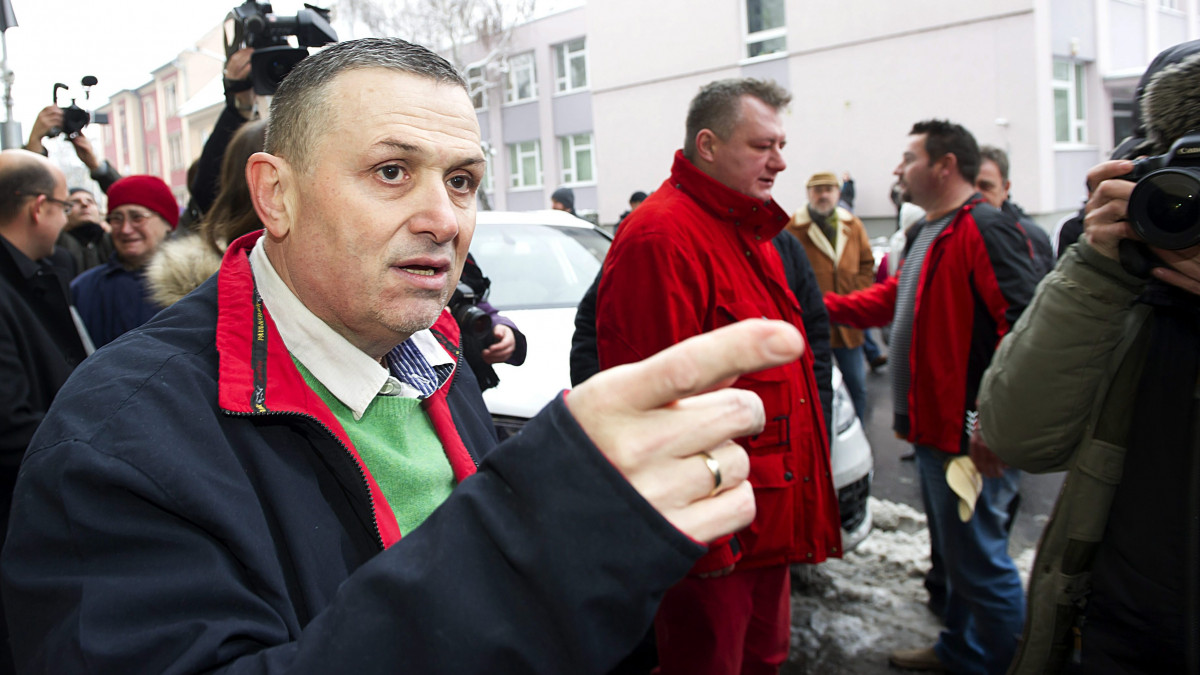 Galambos Lajos, a Lagzi Lajcsi néven ismert zenész távozik a székesfehérvári büntetés-végrehajtási intézetből 2016. január 24-én, miután a bíróság az ügyészi indítványt elutasítva nem hosszabbította meg a gyanúsított előzetes letartóztatását.