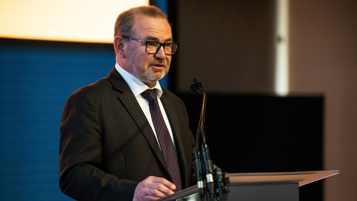 Lantos Csaba energiaügyi miniszter előadást tart az MVM-csoport energetikai konferenciáján a Groupama Arénában 2023. február 16-án.