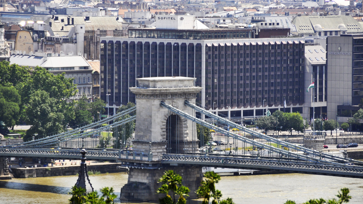 A Lánchíd és a Sofitel Budapest Chain Bridge hotel. MTVA/Bizományosi: Balaton József  *************************** Kedves Felhasználó!