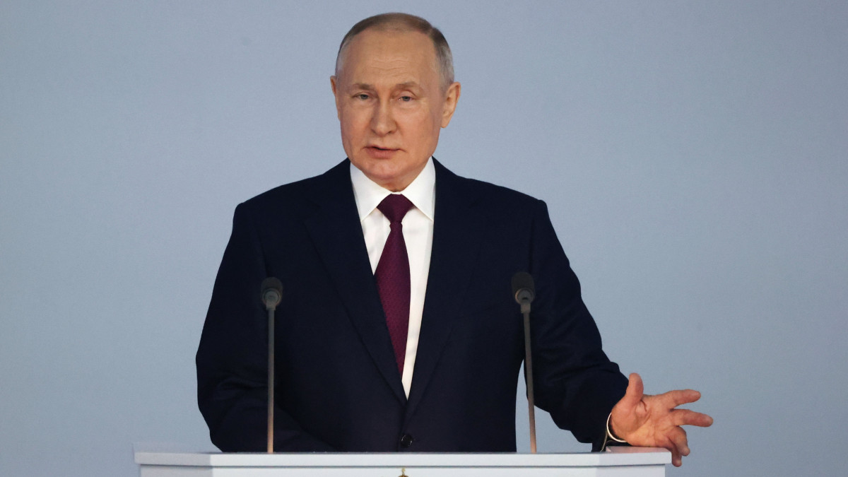 Vlagyimir Putyin orosz elnök beszél az orosz parlament két háza előtt tartott évértékelőjén a moszkvai Gosztiny Dvorban 2023. február 21-én.