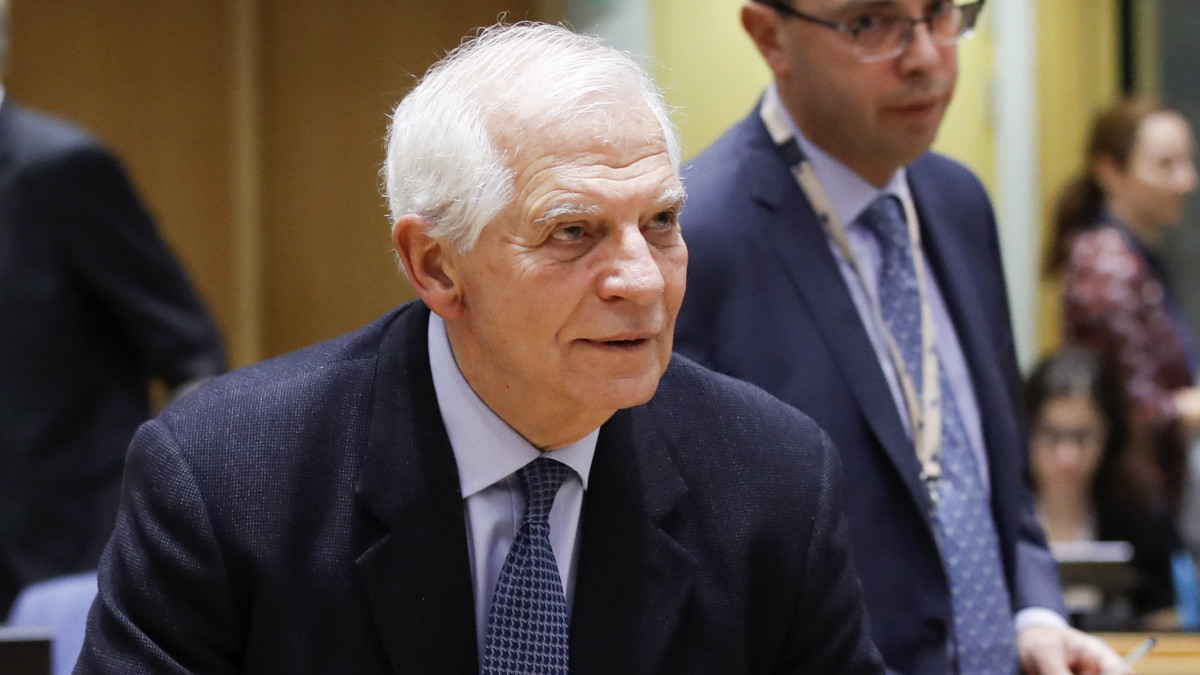 Josep Borrell, az Európai Unió kül- és biztonságpolitikai főképviselője megszólaltatja a tanácskozás kezdetét jelző csengettyűt az Európai Unió tagállamainak külügyminisztereit tömörítő Külügyi Tanács brüsszeli ülésén 2023. február 20-án. Az ülés főbb témái az ukrajnai háború és az Iránnal szemben tervezett ötödik szankciós csomag.