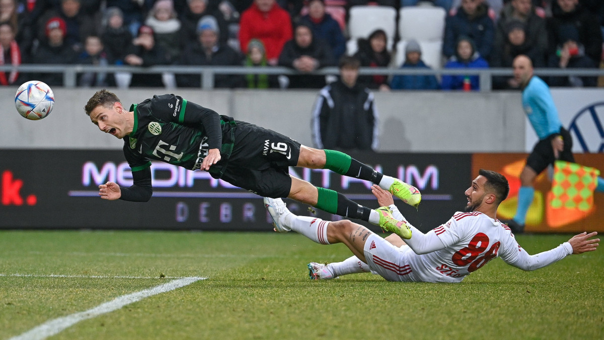 A ferencvárosi Kristoffer Zachariassen (b) és a debreceni Szécsi Márk a labdarúgó OTP Bank Liga 21. fordulójában játszott Debreceni VSC-Ferencvárosi TC mérkőzésen a debreceni Nagyerdei Stadionban 2023. február 26-án.