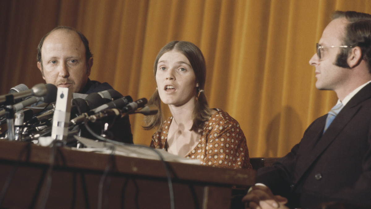 Manson family member Linda Kasabian, star witness in the Sharon Tate and LaBianca murder trial, at a press conference in Los Angeles, after being granted immunity from prosecution in the Manson Family trial, US, 19th August 1970. (Photo by Michael Ochs Archives/Getty Images)