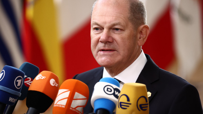 Váratlan fordulat: Olaf Scholz ellenzi a belső égésű motorok uniós tilalmát