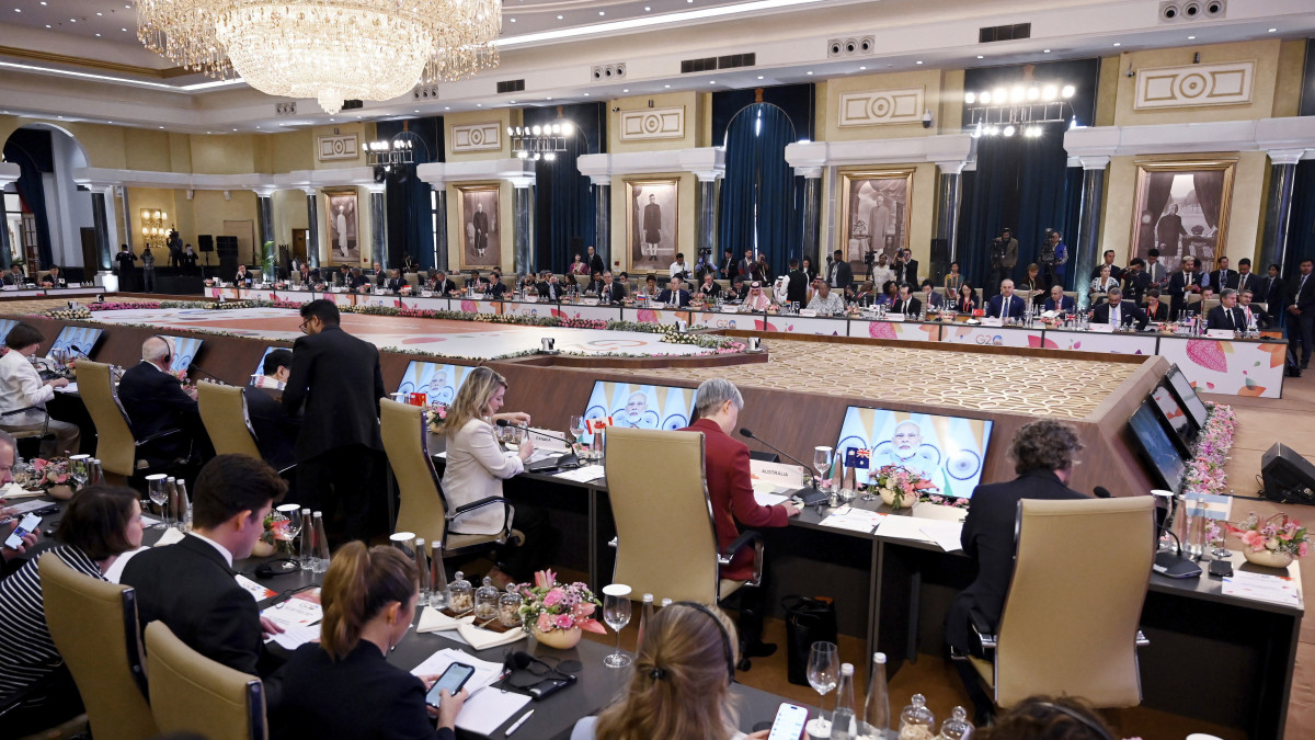 Résztvevők világ 19 legfejlettebb gazdaságú és vezető feltörekvő országát, valamint az Európai Uniót tömörítő húszas csoport, a G20 külügyminiszteri értekezletén Újdelhiben 2023. március 2-án.