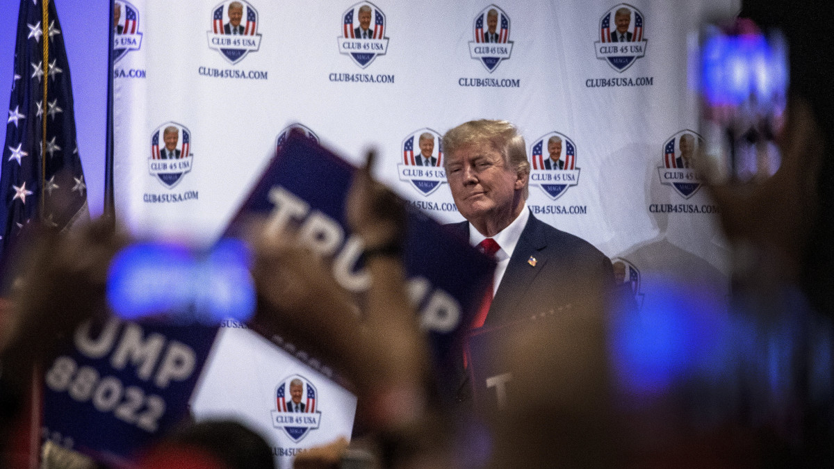 A 2024-es amerikai elnökválasztáson újrainduló Donald Trump volt amerikai elnök a floridai West Palm Beach városban tartott kampányrendezvényén 2023. február 20-án.