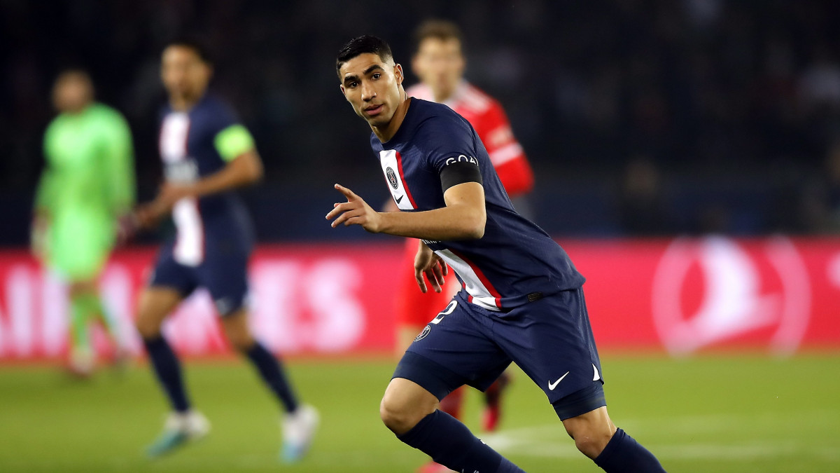Asraf Hakimi, a Paris Saint-Germain játékosa a labdarúgó Bajnokok Ligája nyolcaddöntőjének első, Paris Saint-Germain-Bayern München mérkőzésén Párizsban 2023. február 14-én.