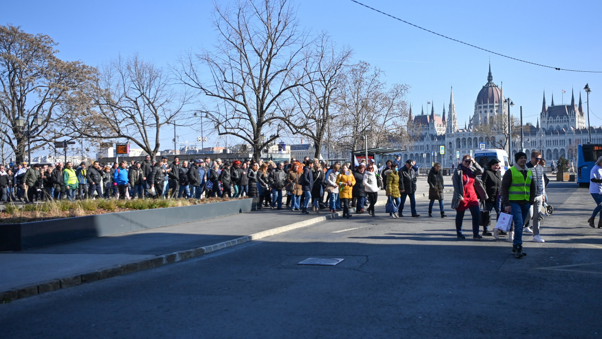 Résztvevők a Kézbesítők Szakszervezetének és a Postások Független Érdekvédelmi Szövetségének demonstrációján a budapesti Batthyány téren 2023. március 4-én. A tüntetők azonnali, inflációkövető, január 1-ig visszamenőleges béremelést követeltek.