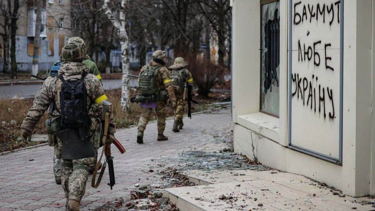 Bahmut ukrán védői. Forrás:Twitter/Peachpink V.2