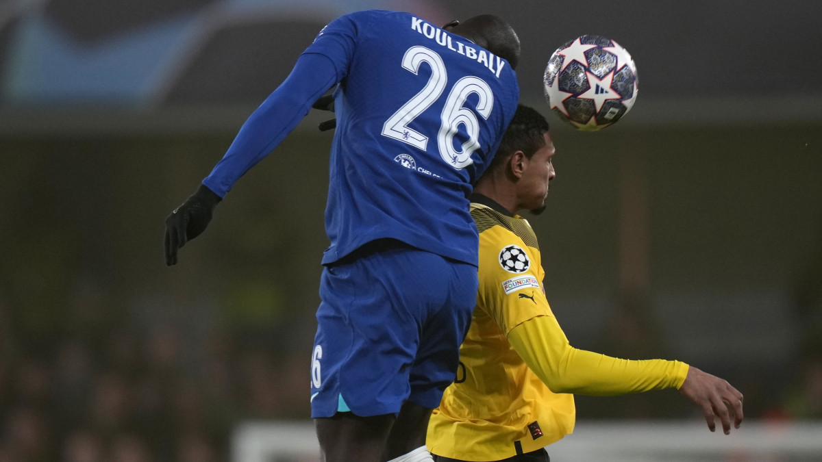Kalidou Koulibaly, a Chelsea (b) és Sebastien Haller, a Dortmund játékosa a labdarúgó Bajnokok Ligája nyolcaddöntőjének Chelsea-Borussia Dortmund visszavágó mérkőzésén a londoni Stamford Bridge stadionban 2023. március 7-én.