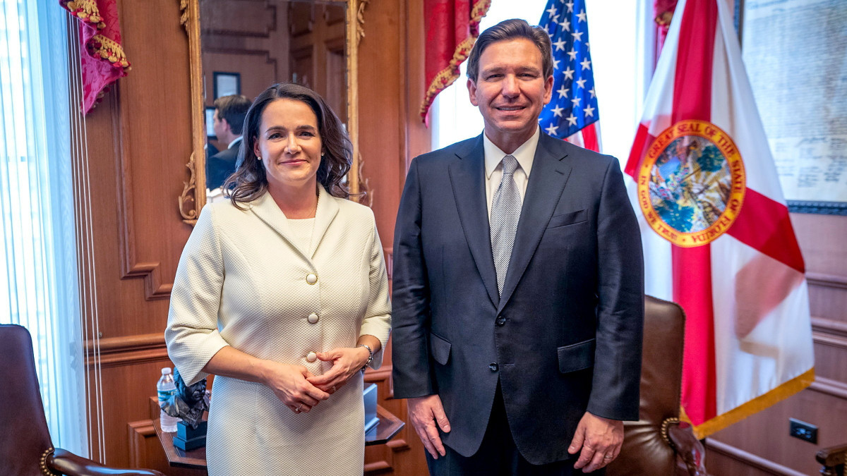 A Sándor-palota által közreadott képen Novák Katalin köztársasági elnök és Ron DeSantis, Florida állam kormányzójának találkozója Tallahassee-ban 2023. március 7-én. Novák Katalin azt követően érkezett Florida fővárosába, hogy New Yorkban felszólalt az ENSZ Nők Helyzetével Foglalkozó Bizottsága (CSW) éves ülésén az ENSZ székházában.