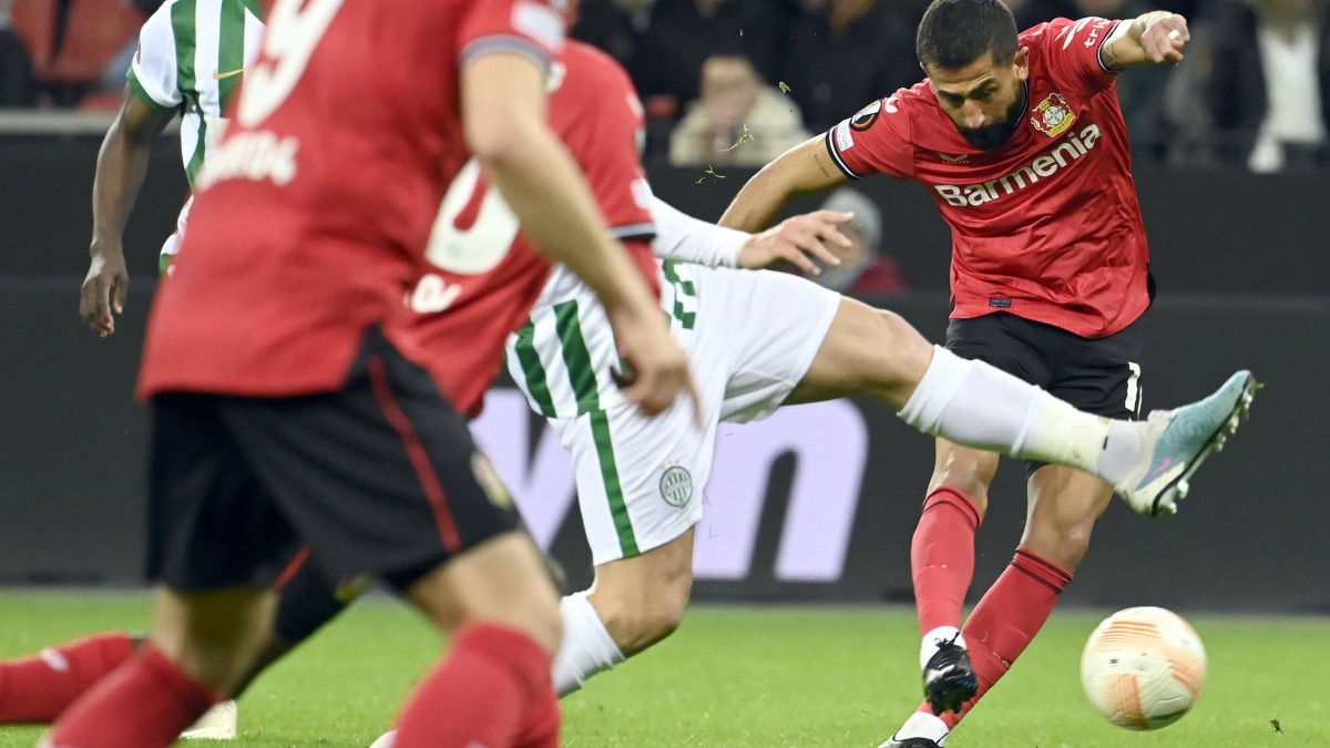 Kerem Demirbay, a német csapat játékosa gólt lő a labdarúgó Európa-liga nyolcaddöntőjében, a Bayer Leverkusen - Ferencváros első mérkőzésén a leverkuseni BayArenában 2023. március 9-én.