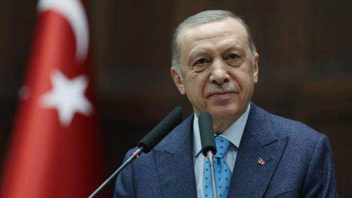 Nagyobb a baj? Lemondta választási programját az török elnök