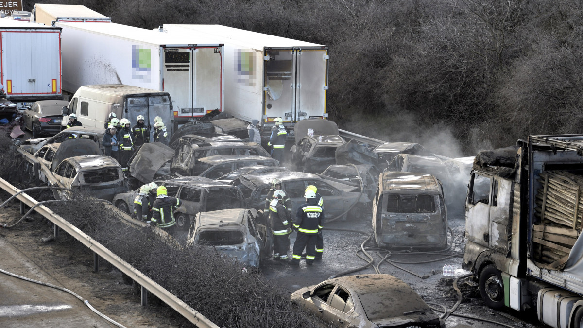Kiégett és sérült gépjárművek az M1-es autópályán Herceghalomnál, ahol öt kamion és 37 autó ütközött össze, mindkét irányban lezárták az autópályát 2023. március 11-én. A balesetben érintett öt kamion és 37 személygépkocsi közül 19 jármű kiégett, és összesen 26 ember sérült meg. Közülük hatan életveszélyesen, heten pedig súlyosan sérültek.