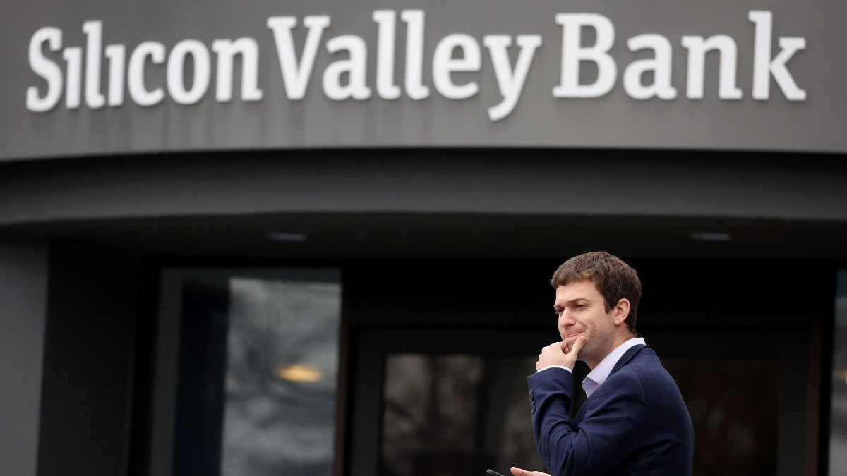 SANTA CLARA, CALIFORNIA - MARCH 10: A customer stands outside of a shuttered Silicon Valley Bank (SVB) headquarters on March 10, 2023 in Santa Clara, California. Silicon Valley Bank was shut down on Friday morning by California regulators and was put in control of the U.S. Federal Deposit Insurance Corporation. Prior to being shut down by regulators, shares of SVB were halted Friday morning after falling more than 60% in premarket trading following a 60% declined on Thursday when the bank sold off a portfolio of US Treasuries and $1.75 billion in shares to cover  declining customer deposits. (Photo by Justin Sullivan/Getty Images)