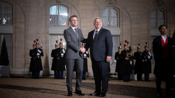 Szűkszavú kormányközlés jött ki a párizsi Macron–Orbán találkozóról