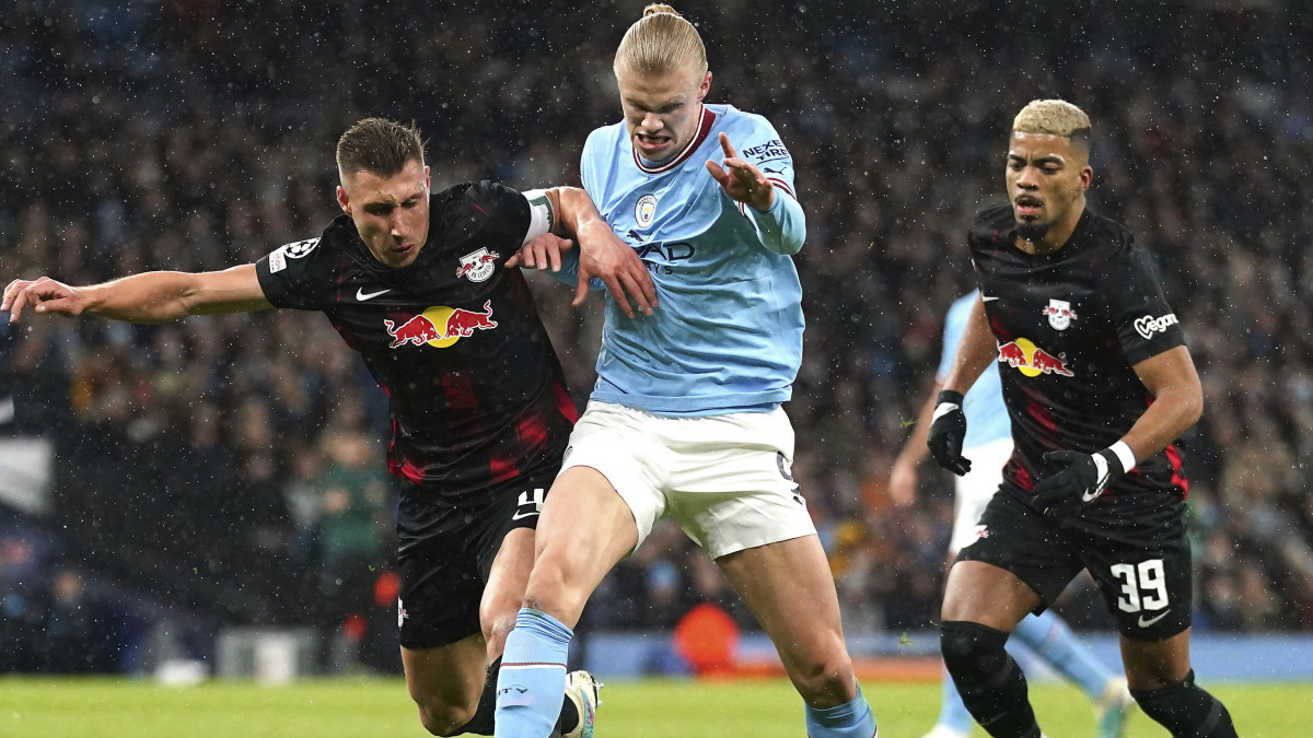 Willi Orbán, az RB Leipzig (b) és Erling Haaland, a Manchester City játékosa a labdarúgó Bajnokok Ligája nyolcaddöntőjének visszavágó, Manchester City-RB Leipzig mérkőzésén a manchesteri Etihad Stadionban 2023. március 14-én.