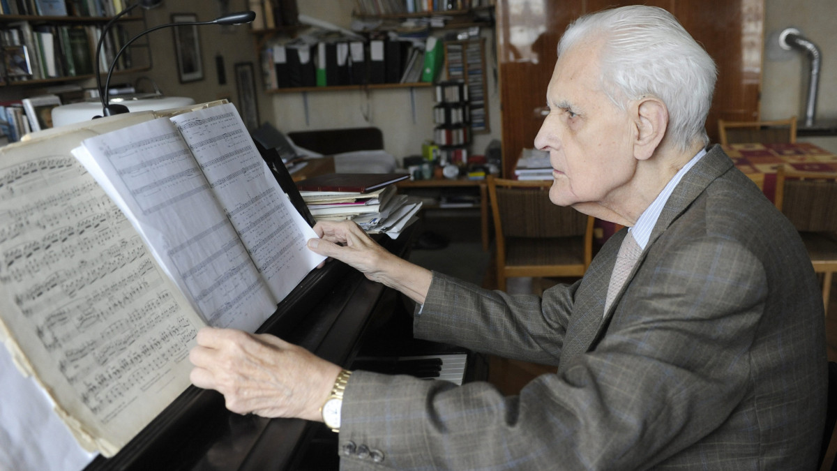 Az idén Nemzet Művésze címmel kitüntetett Párkai István Kossuth- és Liszt Ferenc-díjas karmester, karvezető, tanár budapesti otthonában 2014. december 5-én.