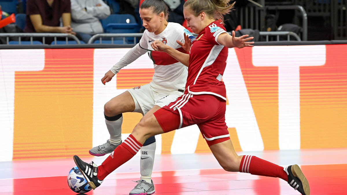 A portugál Ana Azevedo (b) és Szalkai Kitti a női futsal Európa-bajnokság négyes döntőjének harmadik helyéért játszott Magyarország - Portugália mérkőzésen a debreceni Főnix Arénában 2023. március 19-én.