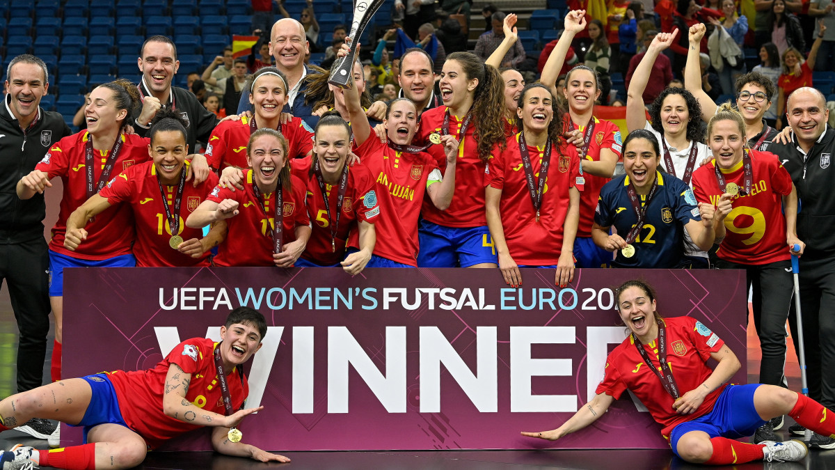 A győztes spanyol csapat tagjai ünnepelnek a női futsal Európa-bajnokság négyes döntőjének eredményhirdetésén a debreceni Főnix Arénában 2023. március 19-én. A címvédő spanyol válogatott a döntőben 5-1-re nyert Ukrajna ellen.