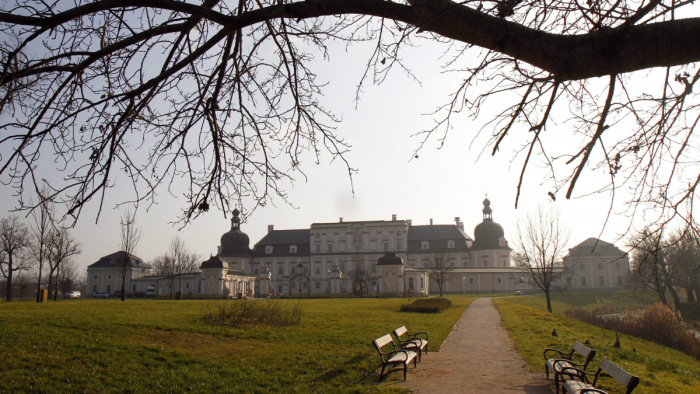 Két magyarországi kastély is bezárja kapuit a látogatók előtt