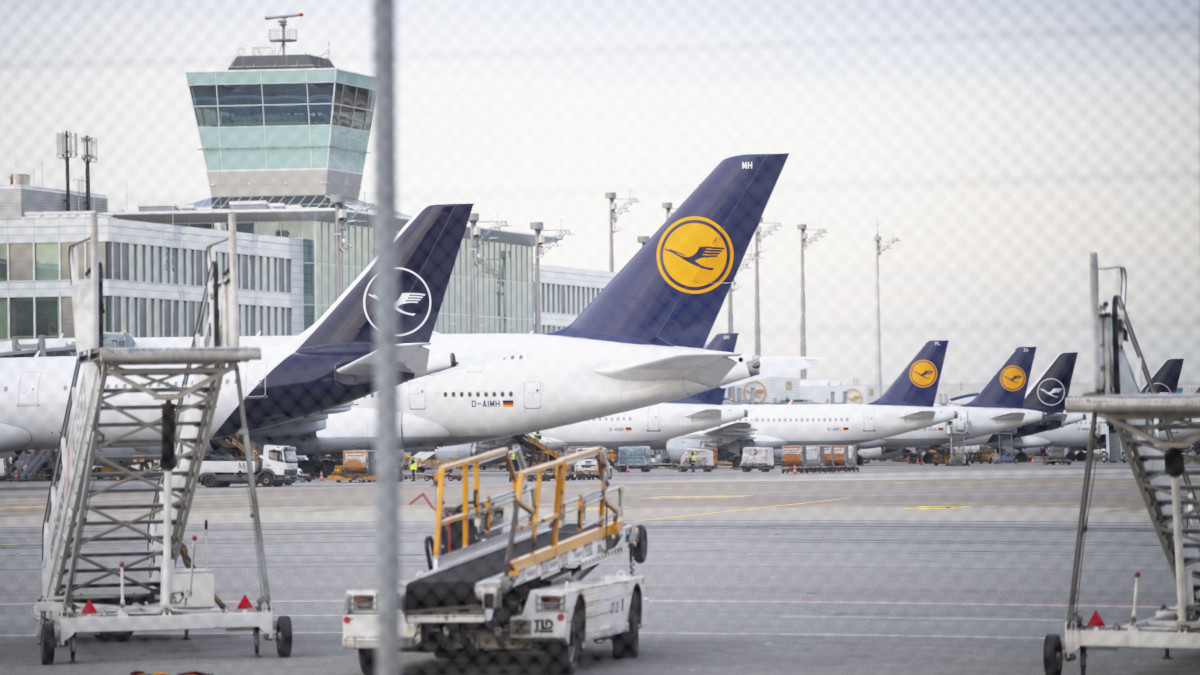 A Lufthansa német légitársaság repülőgépei sorakoznak a müncheni repülőtéren 2020. január 30-án. A Lufthansa az előző nap felfüggesztette az összes Kínából érkező és oda tartó járatát. A kínai Nemzeti Egészségügyi Bizottság szerint eddig 170 ember halt meg a koronavírus új, először Hupej tartományban azonosított változata okozta betegségben.