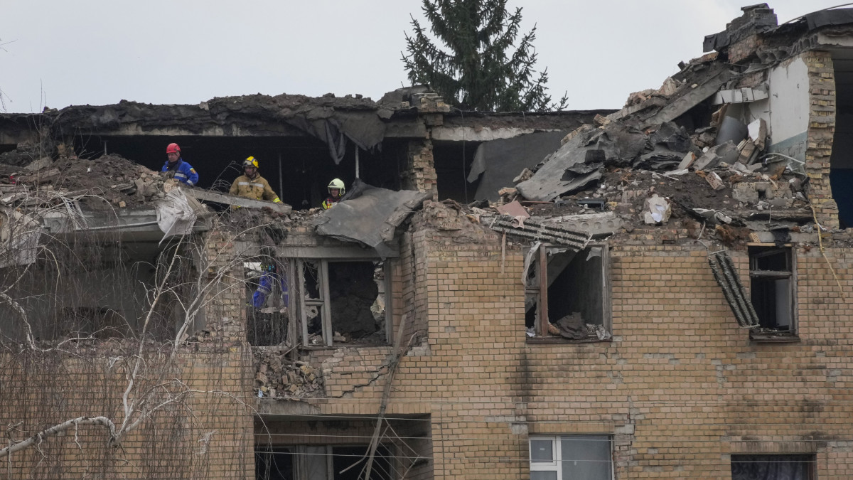 Romos házon tűzoltók 2023. március 22-én, miután az éjjel orosz dróntámadás érte a Kijevi területen fekvő Rzsiscsivet. Három ember életét vesztette, hét megsebesült.
