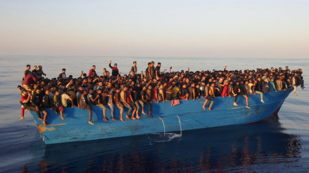 Mintegy 400, Európába igyekvő illegális bevándorló egy bárkán, a Földközi-tengeren, az olaszországi Lampedusa-sziget partjai előtt 2021.augusztus 28-án. A migránsokat később az olasz hatóságok hajói Lampedusára szállították.