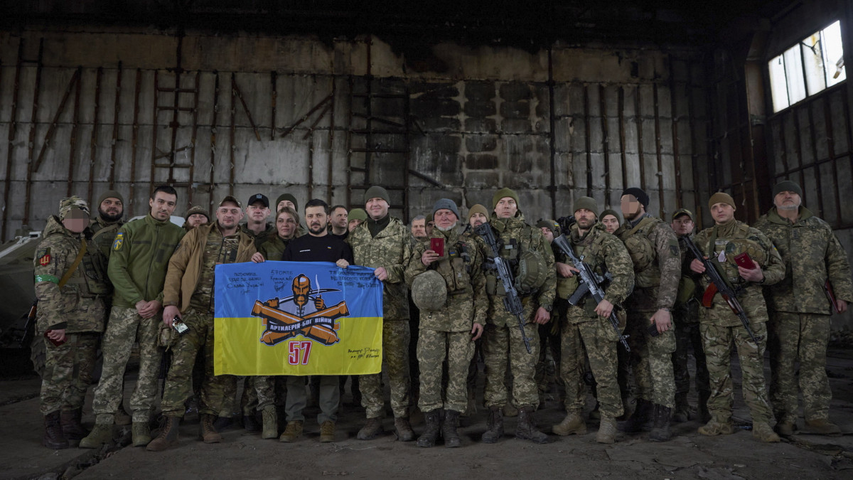 Az ukrán elnöki sajtószolgálat által közreadott képen Volodimir Zelenszkij ukrán elnök (b8) katonákkal találkozik az orosz erők által ostromlott kelet-ukrajnai Bahmut térségében, Donyeck megyében 2023. március 22-én.